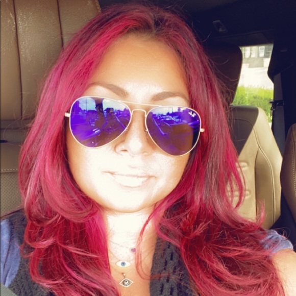 Meet your posher, Denise :) - Picture 3 of 3